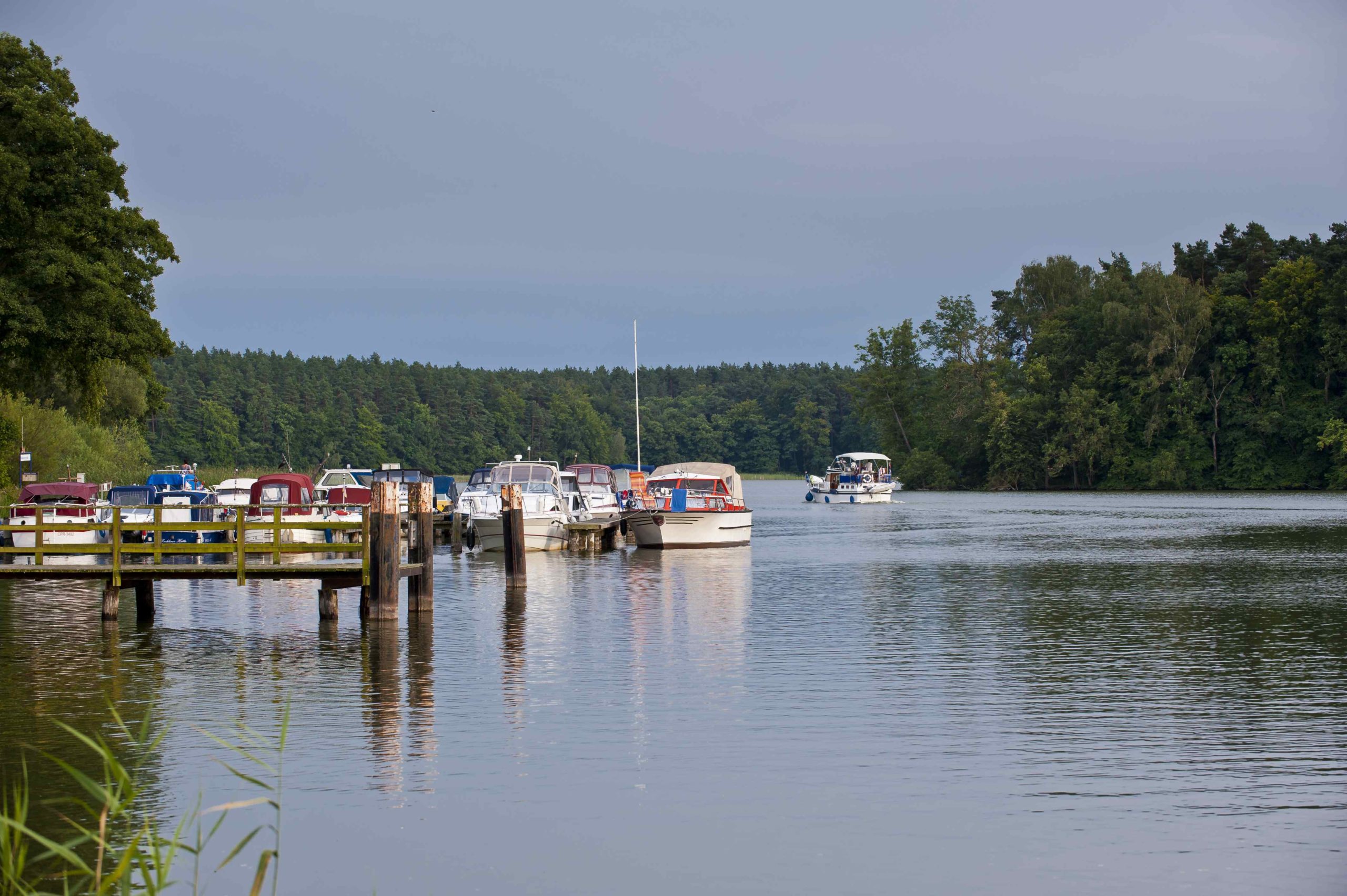 Das Wassersportparadies rund um Himmelpfort ist ideal mit dem Hausboot zu erkunden, Foto: TMB/Yorck Maecke
